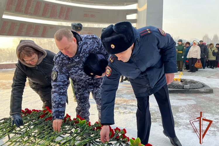 В Кузбассе росгвардейцы почтили память павших защитников Отечества
