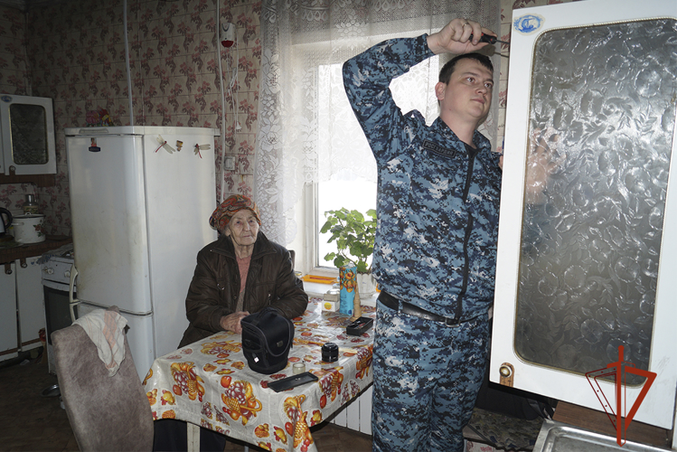Росгвардейцы поддержали ветерана тыла из Кузбасса, помогая с хозяйственными заботами (ВИДЕО)