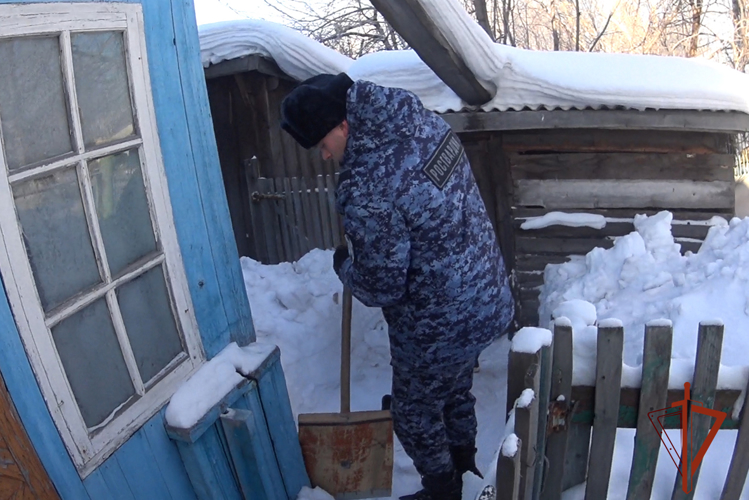 Росгвардейцы поддержали ветерана тыла из Кузбасса, помогая с хозяйственными заботами (ВИДЕО)