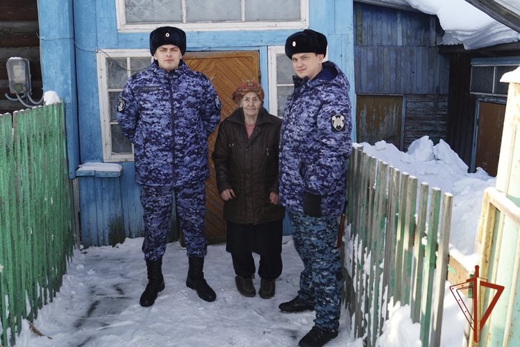 Росгвардейцы поддержали ветерана тыла из Кузбасса, помогая с хозяйственными заботами (ВИДЕО)