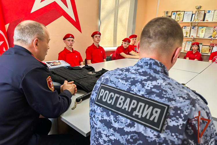 Росгвардейцы провели урок мужества юным жителям Кузбасса