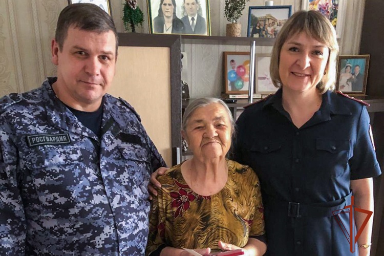 В Кузбассе росгвардейцы вручили медаль бывшей узнице концлагеря