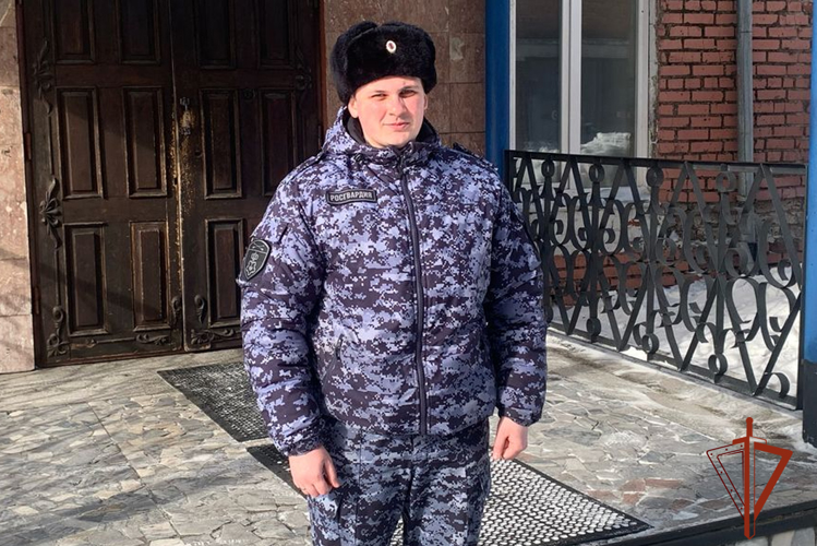 В Кузбассе сотрудник Росгвардии спас женщину, оказавшуюся в опасной ситуации на улице