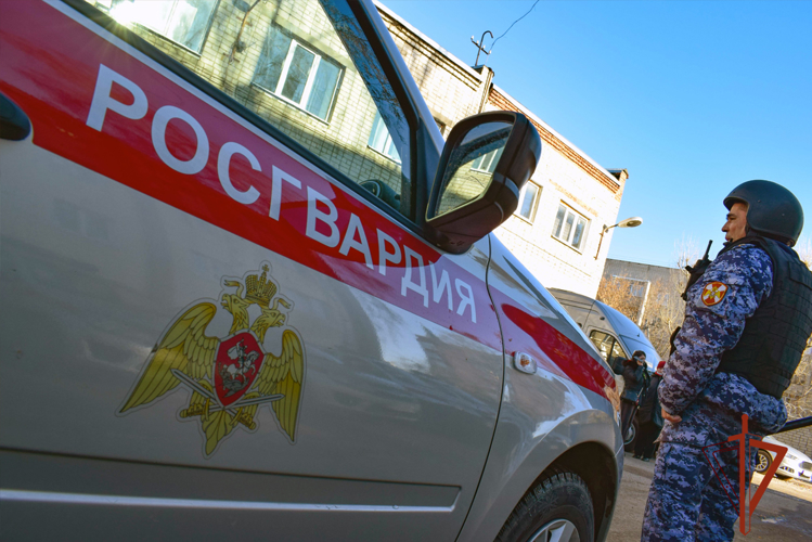 Росгвардейцы задержали агрессивного мужчину, который «выдворил» женщину из своего жилья