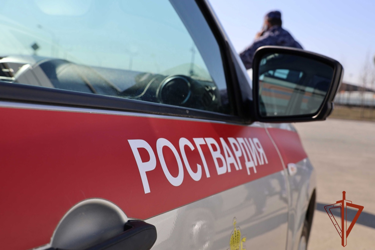 В Новокузнецке росгвардейцы задержали дебошира, устроившего конфликт в кафе