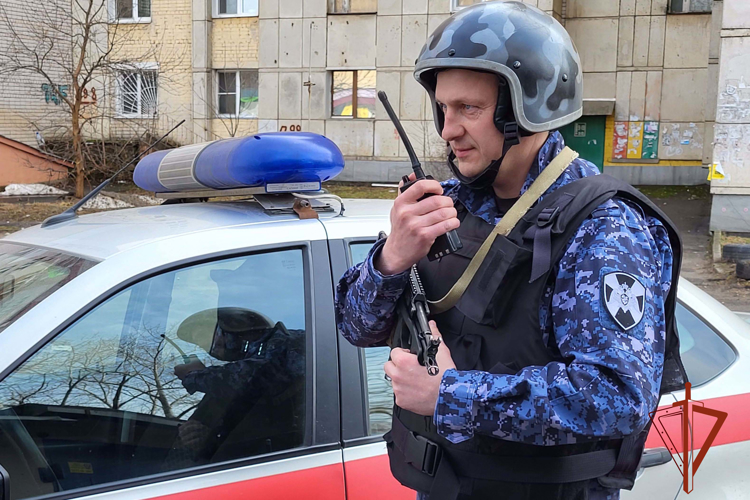 Росгвардейцы задержали мужчину, который может быть причастен к угрозам сельчанке при помощи кочерги