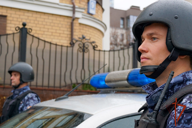 В Новокузнецке росгвардейцы задержали мужчину, напавшего на женщину в её квартире
