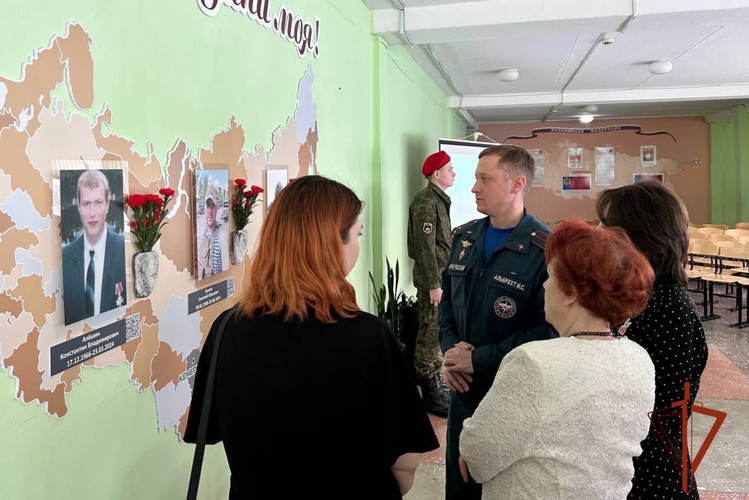Ветерану кемеровского СОБР «Символ» открыт памятный стенд в его родной школе