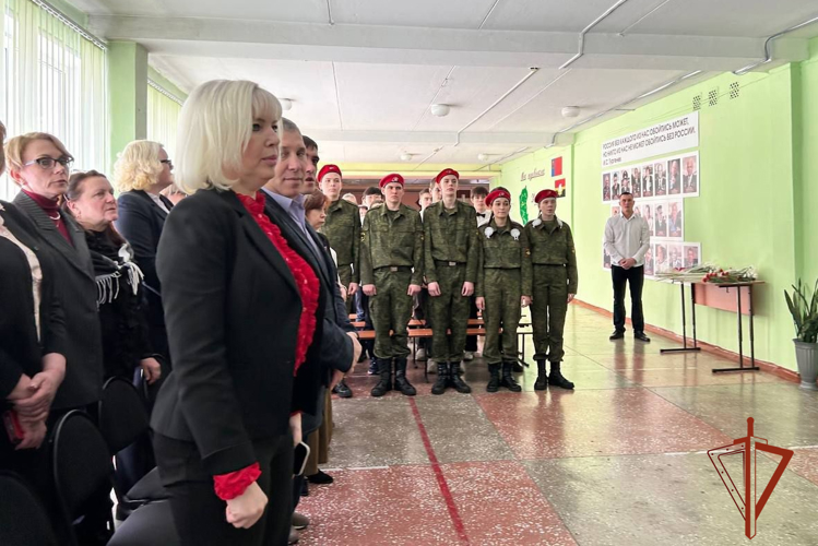 Ветерану кемеровского СОБР «Символ» открыт памятный стенд в его родной школе