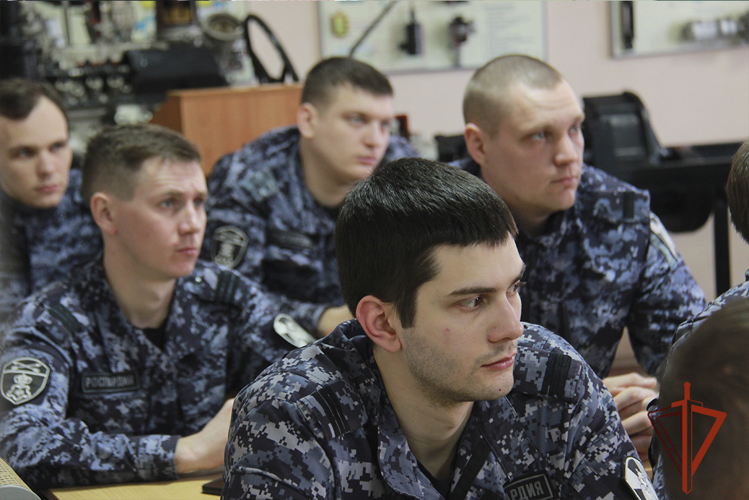 Росгвардейцы отработали контраварийные приемы вождения в экстремальных условиях