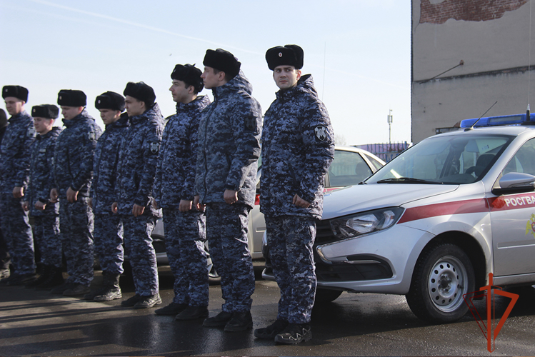 Росгвардейцы отработали контраварийные приемы вождения в экстремальных условиях