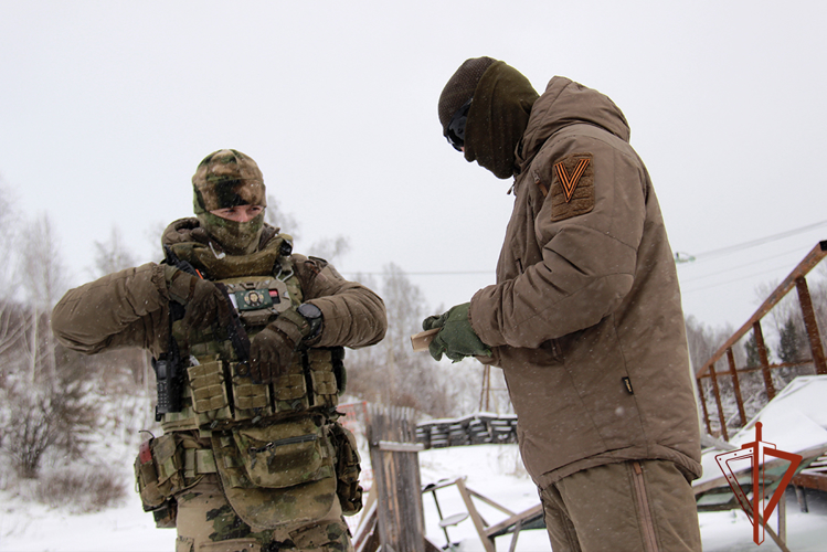 Спецподразделения Росгвардии Кузбасса получили на вооружение новейшие пистолеты Лебедева 