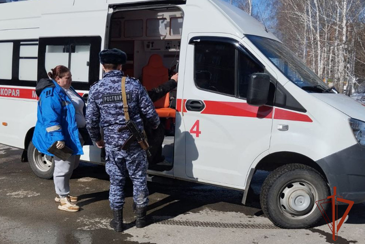 Росгвардейцы в Юрге помогли пожилой женщине, получившей травму на улице 