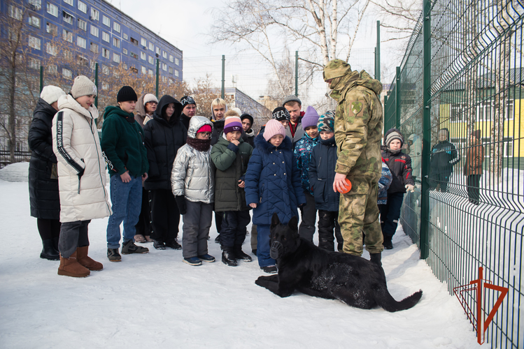 Кинологи Росгвардии познакомили воспитанников кемеровского центра «Маленький принц» со служебными собаками