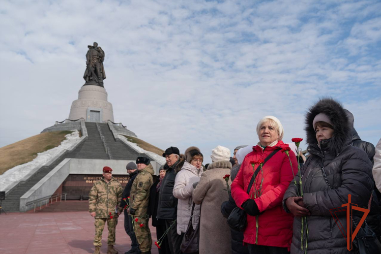 Росгвардейцы приняли участие в возложении цветов к памятнику Воину-освободителю