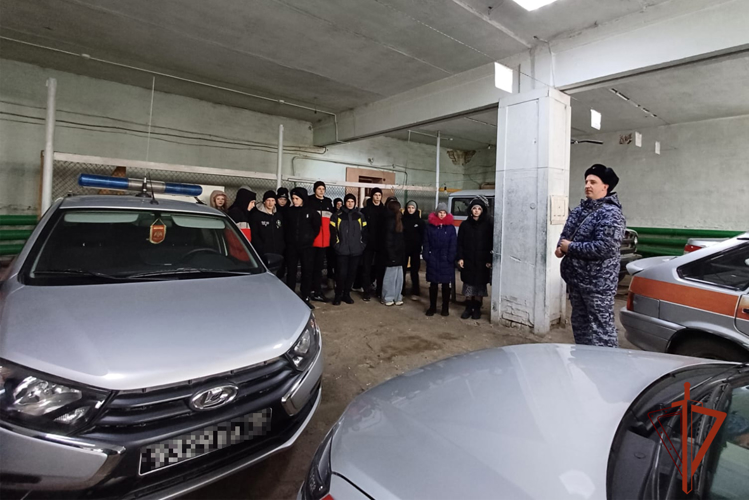 В Тисуле росгвардейцы провели день открытых дверей для школьников 