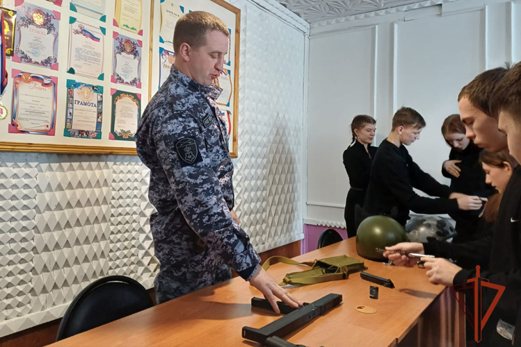 В Тисуле росгвардейцы провели день открытых дверей для школьников 