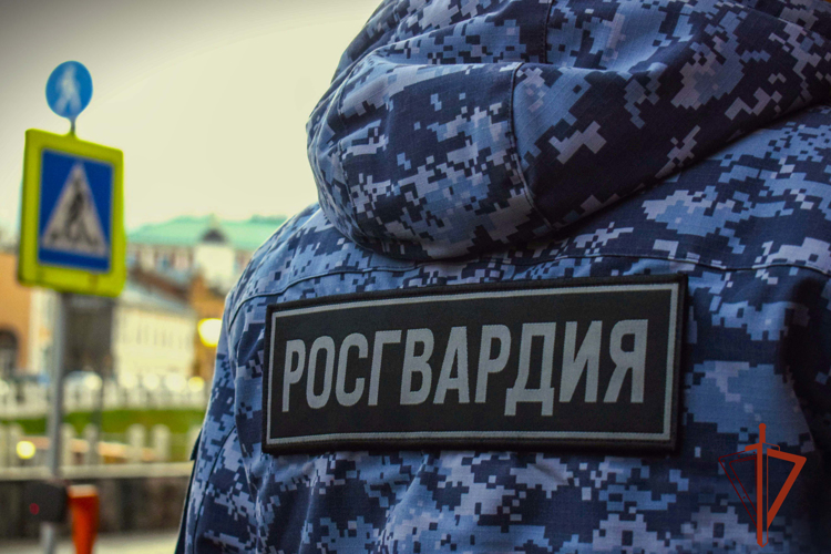Кузбасские росгвардейцы задержали горожанку, разыскиваемую за хищение товара из тайгинского супермаркета