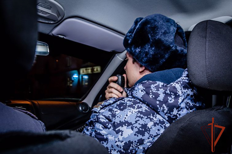 Росгвардейцы задержали мужчину, который мог повредить автомобиль такси в ходе конфликта