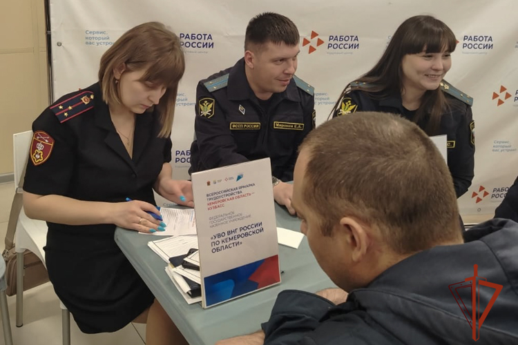 На ярмарке вакансий Росгвардия продемонстрировала кузбассовцам преимущества службы