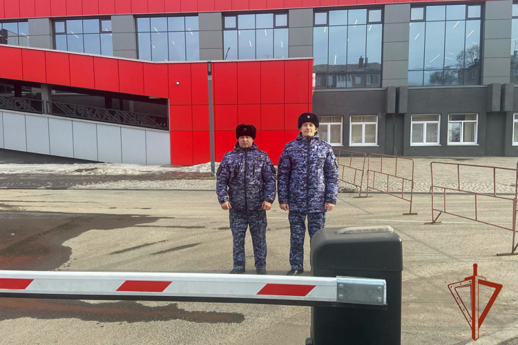 Росгвардейцы обеспечили безопасность матча Всероссийской хоккейной лиги в Новокузнецке 