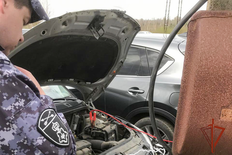 Росгвардейцы помогли водителю запустить заглохший автомобиль