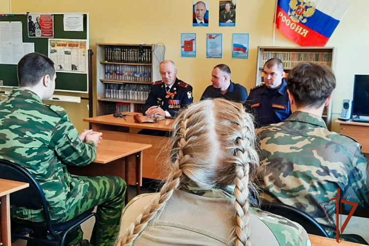 Росгвардейцы провели урок мужества для юнармейцев