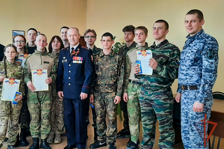 Росгвардейцы провели урок мужества для юнармейцев