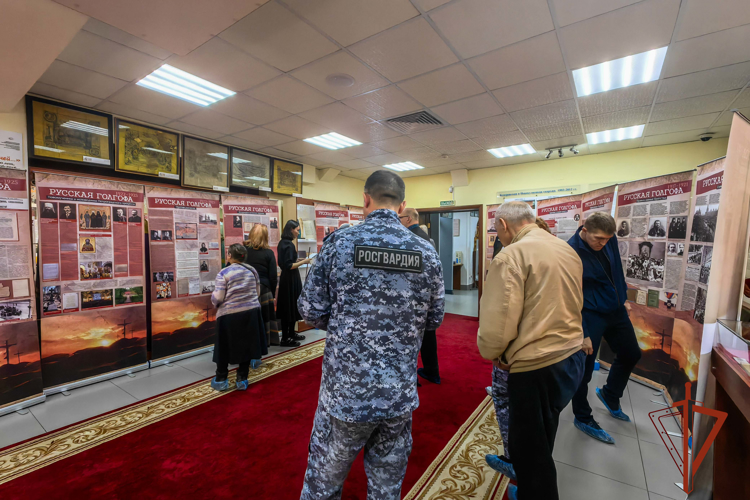 Сотрудники Росгвардии стали почетными гостями открытия выставки «Русская Голгофа» 
