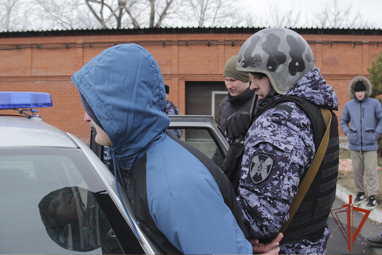 В Кемерове выбрали лучший экипаж Росгвардии среди групп задержания Кузбасса