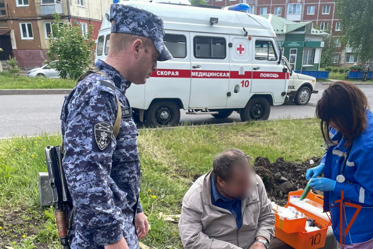 Росгвардейцы помогли 68-летнему мужчине, почувствовавшему себя плохо на улице 