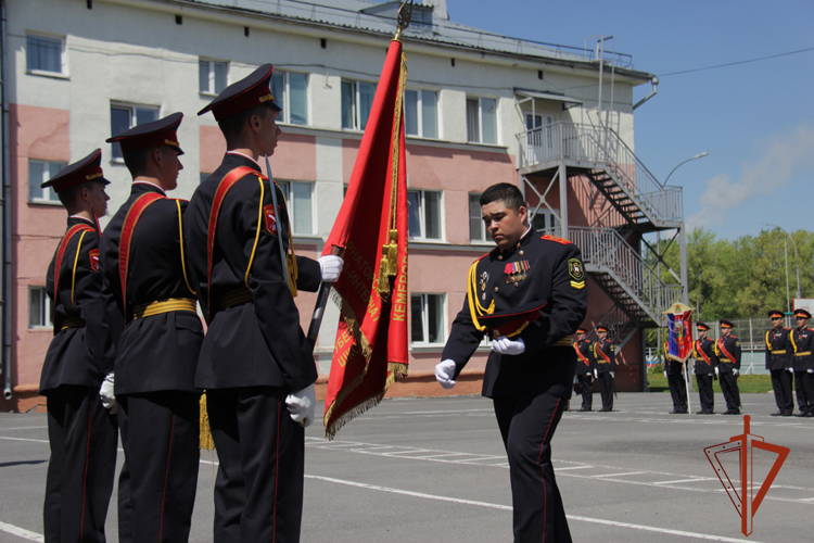  Кузбассе начальник региональных подразделений Росгвардии поздравил выпускников кадетской школы с последним звонком