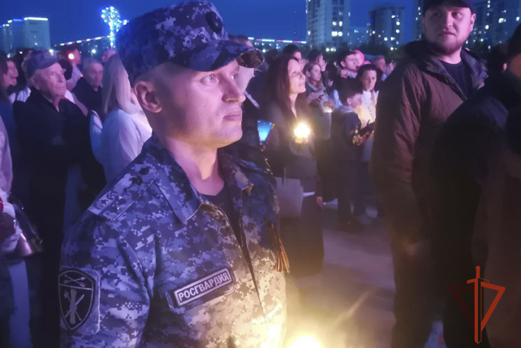 Сотрудники и военнослужащие Росгвардии в Кузбассе приняли участие во Всероссийской патриотической акции «Свеча памяти» 
