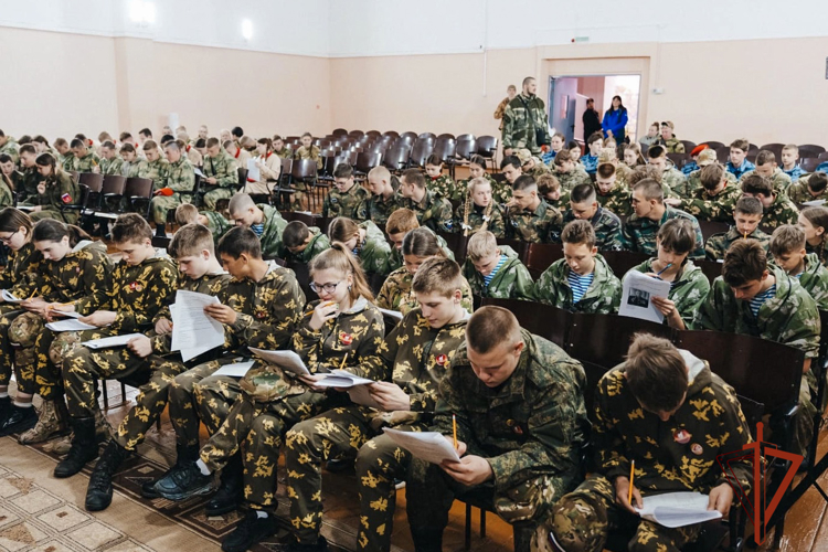 Росгвардейцы Кузбасса продолжают готовить школьников к всероссийскому финалу игры «Зарница 2.0»