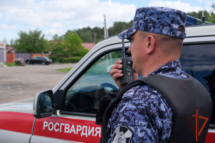 Росгвардейцы задержали предполагаемого виновника, который нанес ножевое ранение сожительнице 