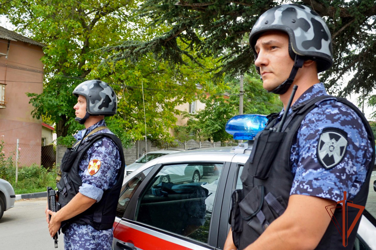 Помощь росгвардейцев понадобилась новокузнечанке из-за агрессивных действий сожителя 
