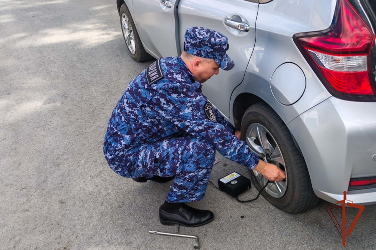 Росгвардейцы в Юрге помогли автоледи со спущенным колесом