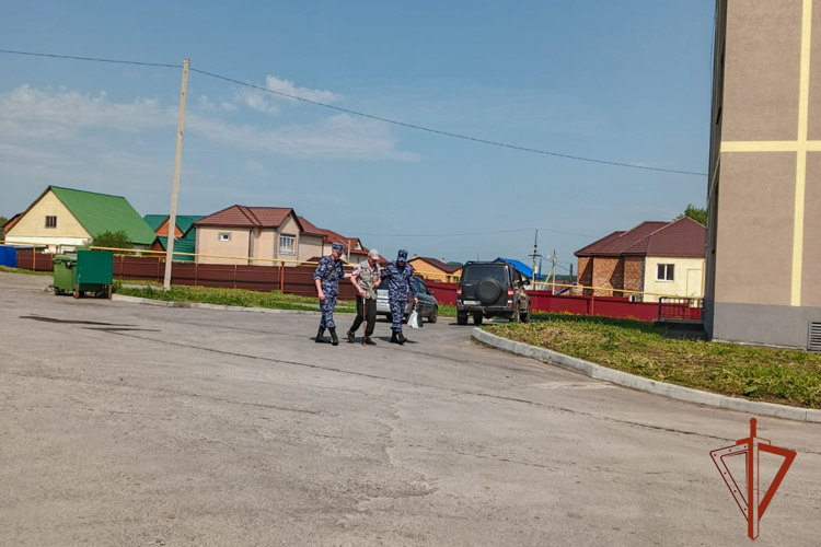 Росгвардейцы в Топках помогли пенсионеру с плохим самочувствием добраться до дома