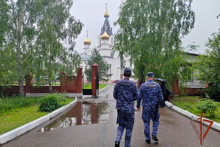 Росгвардия обеспечила безопасность празднования Дня Святой Троицы в Кузбассе