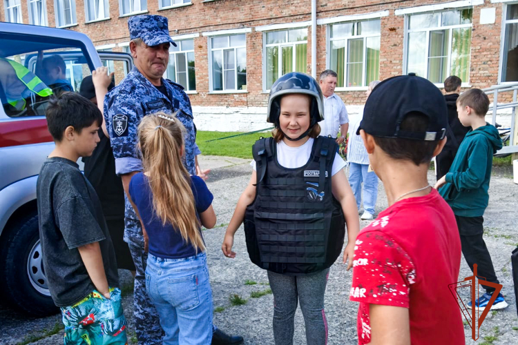 Росгвардейцы продолжают знакомить кузбасских детей со своей службой 