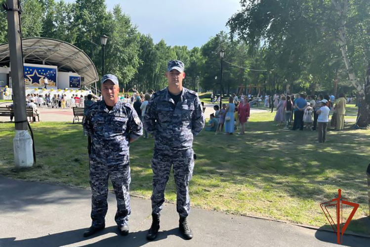 Росгвардейцы обеспечивали охрану общественного порядка в период проведения выпускных вечеров в Кузбассе