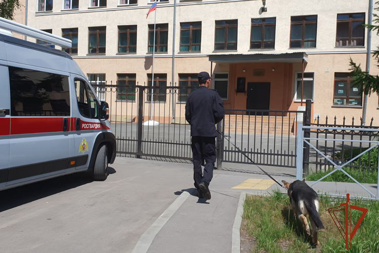 Росгвардейцы обеспечивали охрану общественного порядка в период проведения выпускных вечеров в Кузбассе