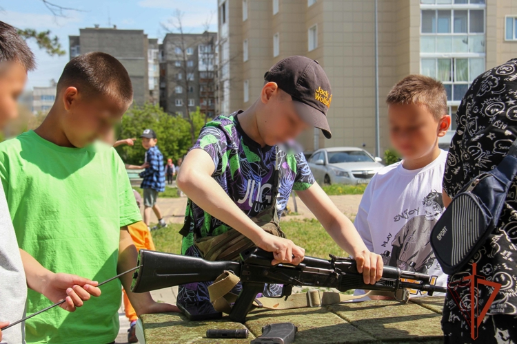 В Кузбассе Росгвардия организовала праздничное мероприятие для детей, приуроченное ко Дню защиты детей