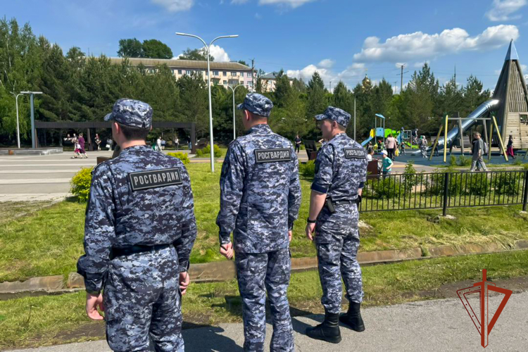 В День защиты детей сотрудники Росгвардии гарантировали безопасность юных жителей Кузбасса