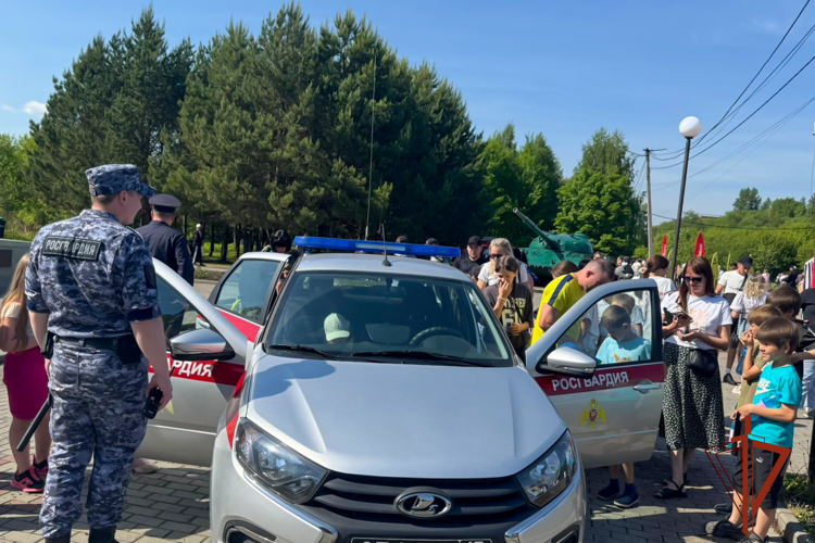 В День защиты детей сотрудники Росгвардии гарантировали безопасность юных жителей Кузбасса