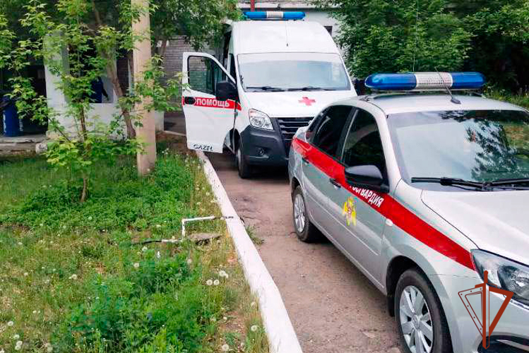 Помощь росгвардейцев понадобилась медикам из-за агрессивного прохожего