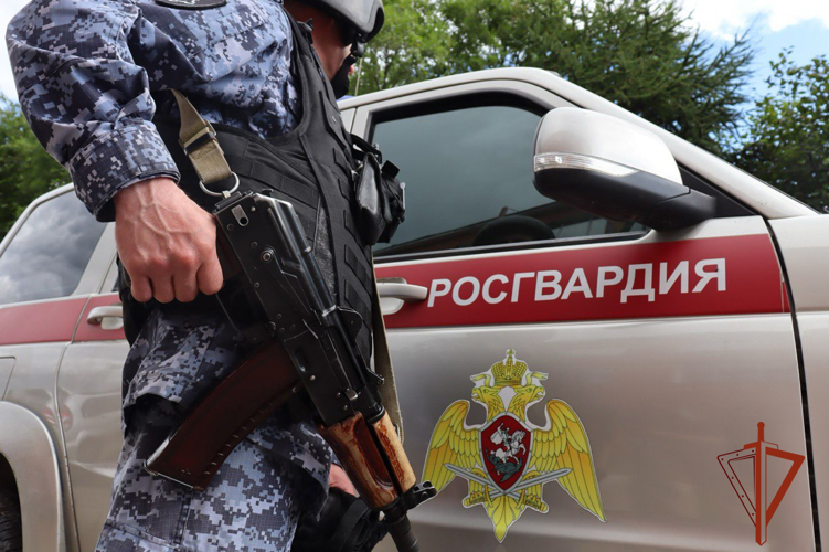 Росгвардейцы задержали предполагаемого виновника в причинении ножевых ранений хозяину дома 