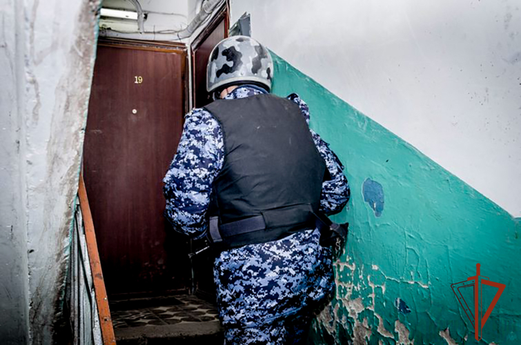 Росгвардейцы задержали предполагаемого виновника в причинении горожанке травмы кухонным топориком
