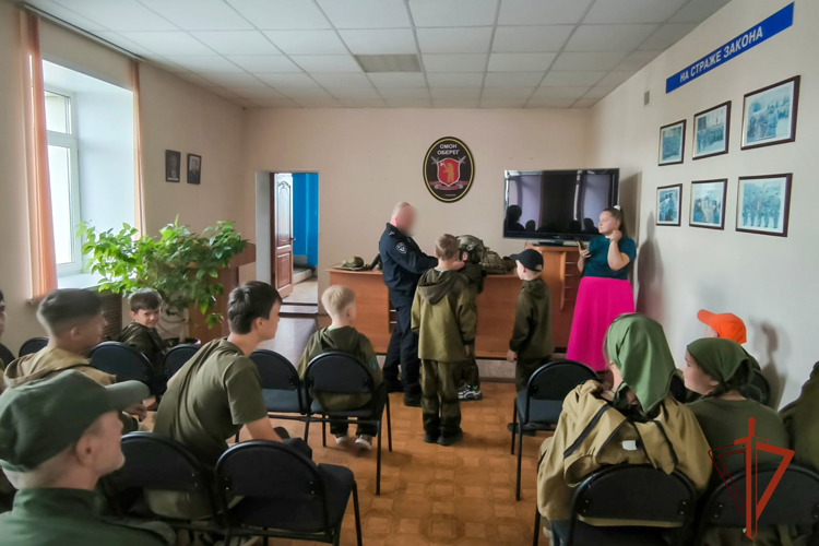 Сотрудники ОМОН организовали встречу с кемеровскими школьниками (ВИДЕО)