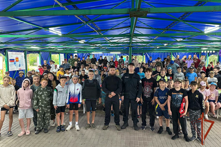 В Кузбассе сотрудники СОБР провели профориентационную встречу с участниками военно-патриотической смены